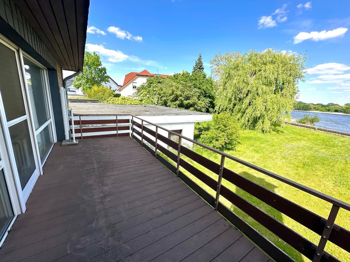 Terrasse mit Blick auf Garten und Rhein