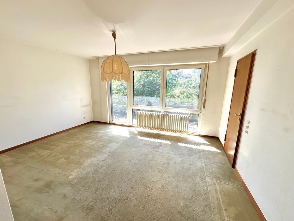 Zimmer im ersten Obergeschoss mit großer Fensterfront