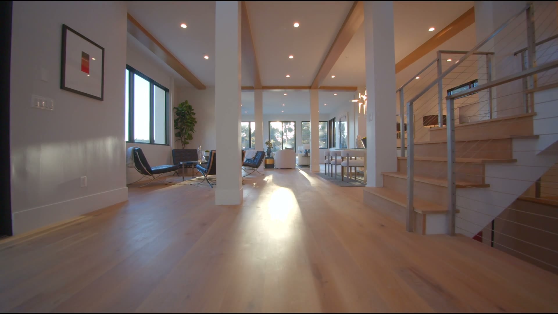 Lichtdurchflutetes, modernes Wohnhaus mit offenem Grundriss und Holzboden